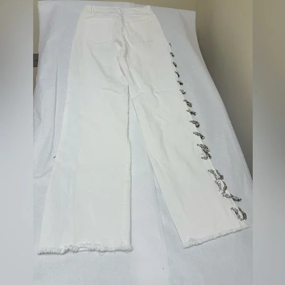 💥AKIRA Diamonds Metal Slit Raw Hem White Denim 💥 - Picture 6 of 14